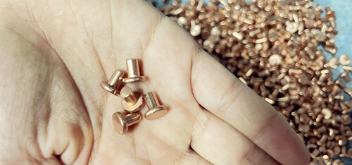 Ang mga rivets ng tanso ay nagpapadala sa Romania